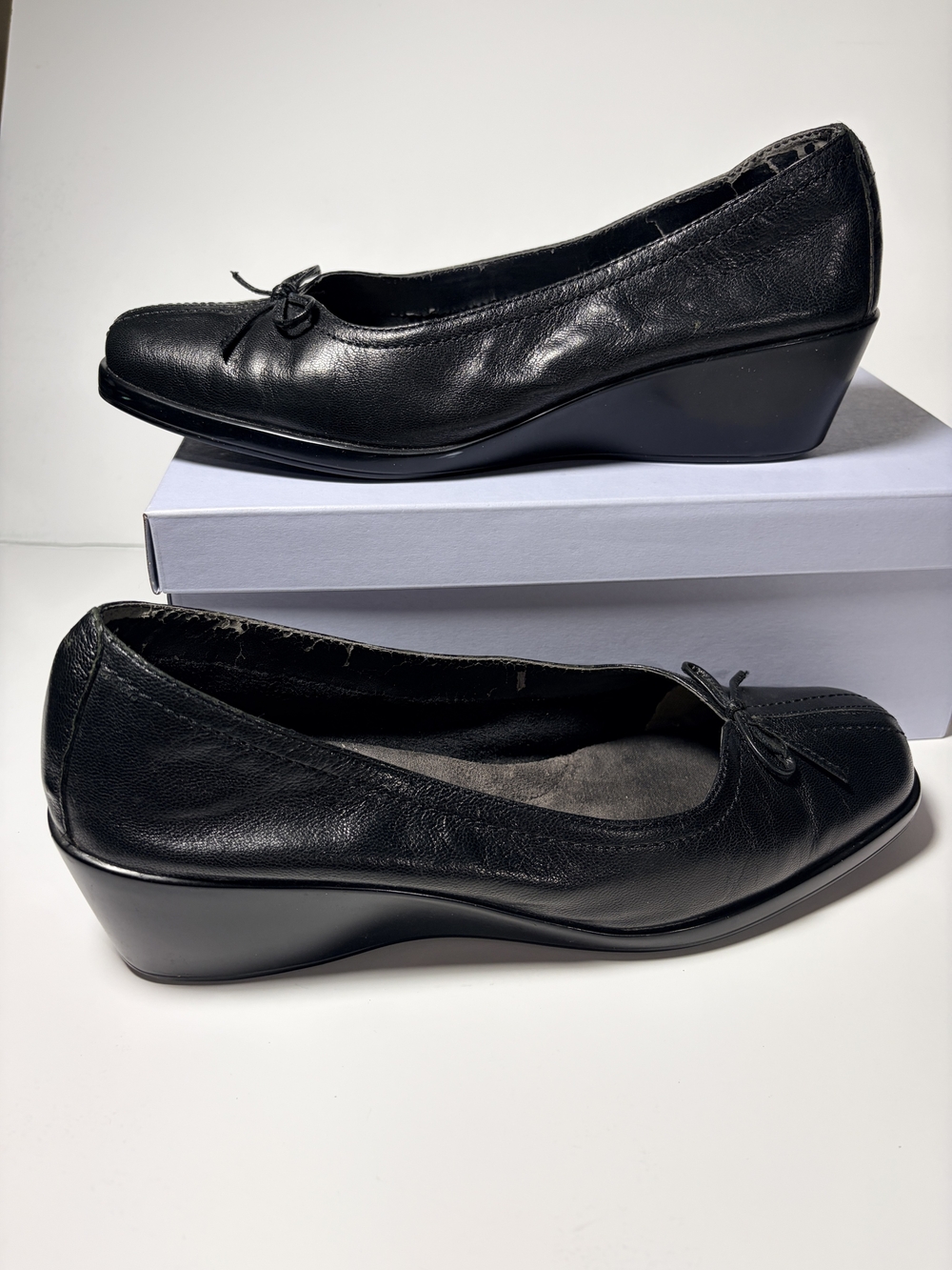AEROSOLES Black Leather Wedge Slip On Flats with Bow Accent Womens Size 11 EU 9
